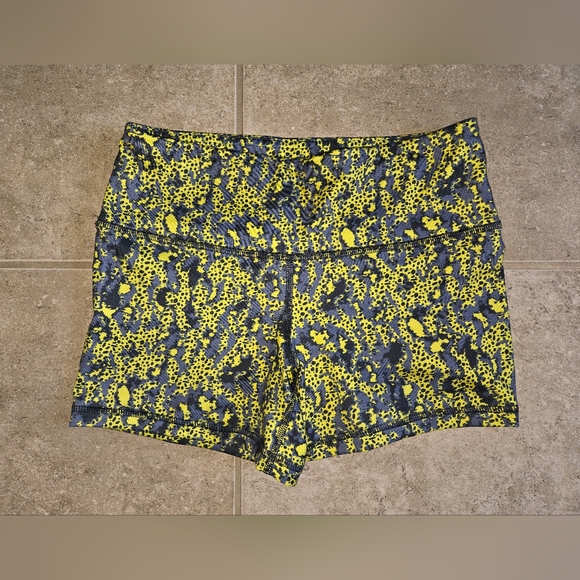 NWOT FLEO SHORTS SIZE SMALL - Picture 2 of 3